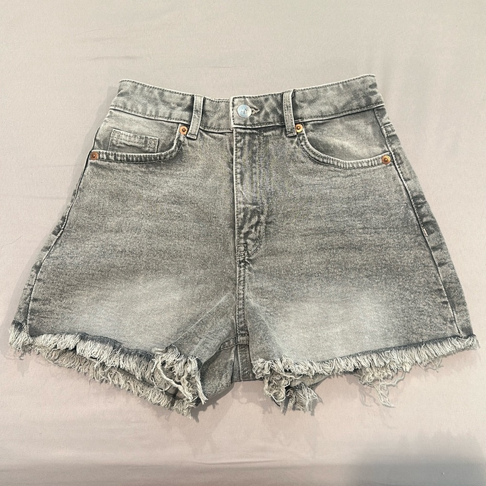 h&m vintage gray jean shorts !!
